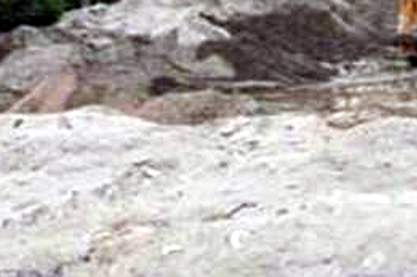 Parbhani: Dhanay on the illegal sandstone in Godavari | परभणी : गोदाकाठच्या अवैध वाळूसाठ्यावर धाडी