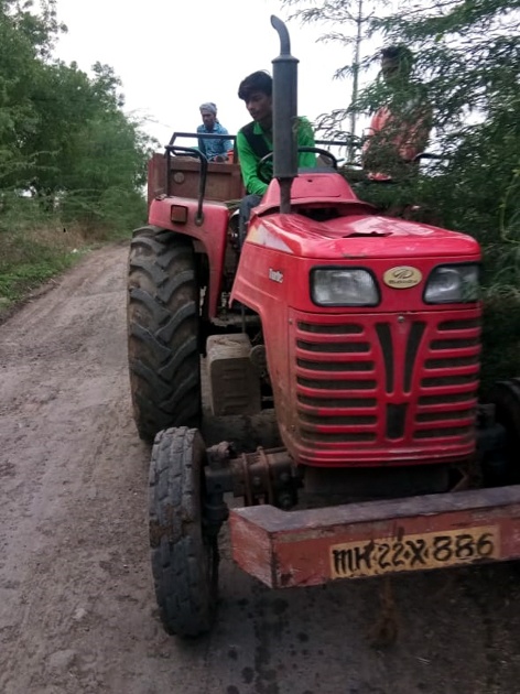 Parbhani: Tahsildar's action against two tractors | परभणी : दोन ट्रॅक्टरविरुद्ध तहसीलदारांची कारवाई