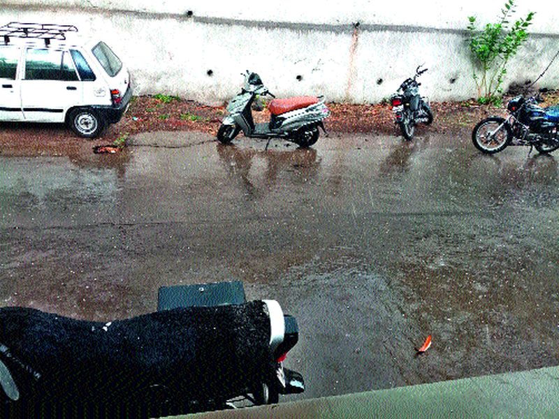 Chadwad, hail of Brahmanagaa rain | चांदवड, ब्राह्मणगावला गारांचा पाऊस
