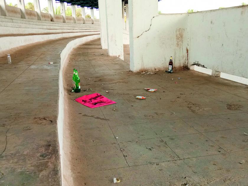 Ratnagiri: A playground made of playground, bottles of audience gallery broken | रत्नागिरी : क्रीडांगण बनले मद्यपींचा अड्डा, प्रेक्षक गॅलरीवरील पत्रे तुटलेले