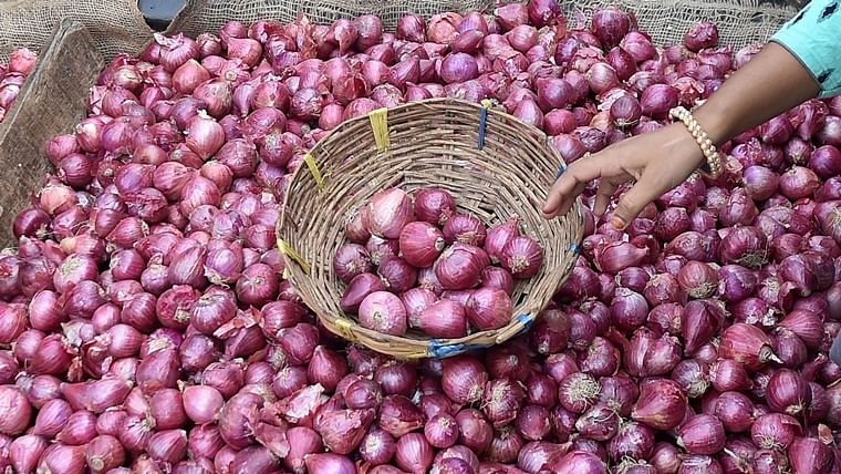  The arrival of red onion in the Yeola Bazar Committee increased | येवला बाजार समितीत लाल कांद्याची आवक वाढली