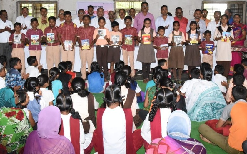 Distribution of school literature to poor students in Dharagana | धरणगावात गरीब विद्यार्थ्यांना शालेय साहित्य वाटप