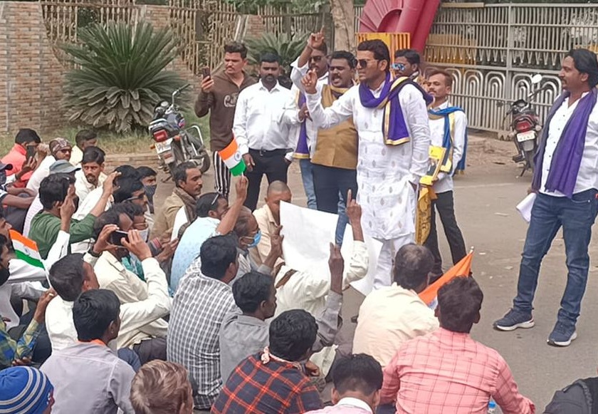 Bhim Army agitation in Deepanagar | दीपनगरात भीम आर्मीचे आंदोलन