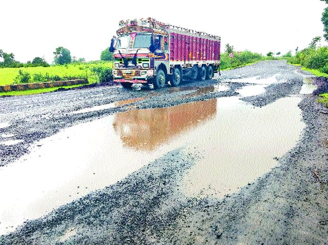 Gujarat highway became a death trap | गुजरात महामार्ग बनला मृत्यूचा सापळा