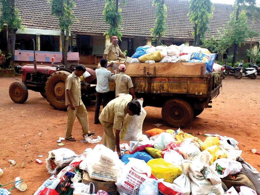 Cleaning campaign organized by students, collecting plastic by filling two tractors | दोन ट्रॅक्टर भरून प्लास्टिक गोळा, विद्यार्थ्यांनी राबविली स्वच्छता मोहीम