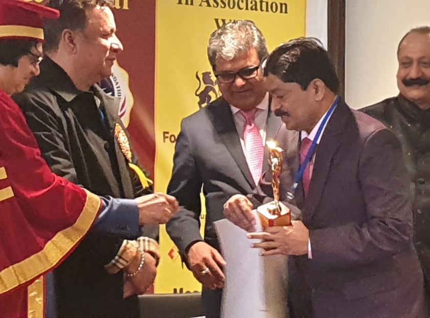 TDCC Bank President Rajendra Patil honored by the International Economic Relatives Award | ‘आंतरराष्ट्रीय आयकॉनीक आॅचिव्हर्स अ‍ॅवार्डने’ टीडीसीसी बँकेचे अध्यक्ष राजेंद्र पाटील सन्मानीत !