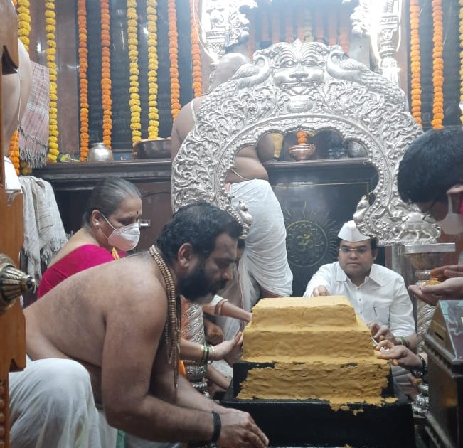 Ooty coating on Nivruttinath's tomb | निवृत्तिनाथांच्या समाधीला उटीचा लेप