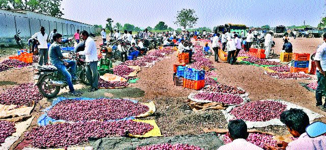 Farmers' emphasis on selling onion as far as Umran goes | उमराणेत निघेल तेवढा कांदा विक्रीवर शेतकऱ्यांचा भर