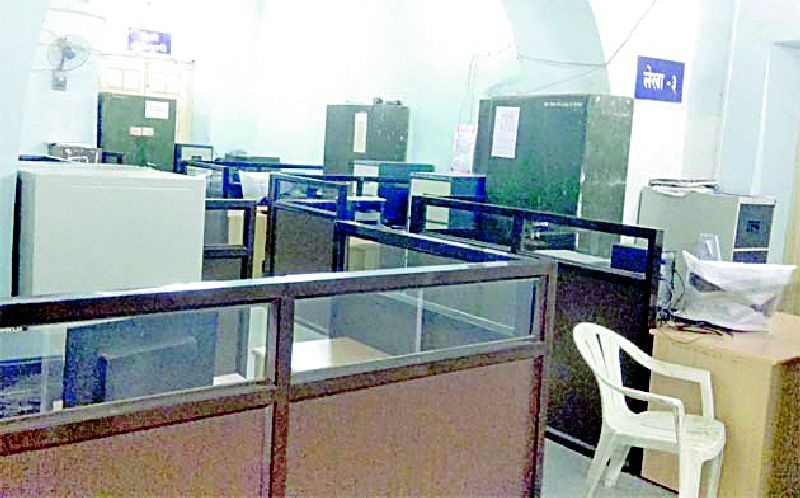 Offices of the work stalled due to the strike | संपामुळे कार्यालयांचे काम ठप्प