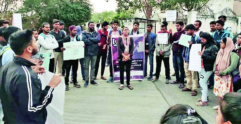 A march was organized by students of Hindi University | हिंदी विद्यापीठातील विद्यार्थ्यांनी काढला मोर्चा
