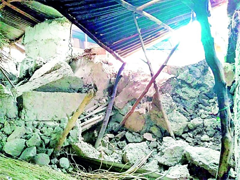 3 houses fall in Palasgaon | पळसगावात ११ घरांची पडझड