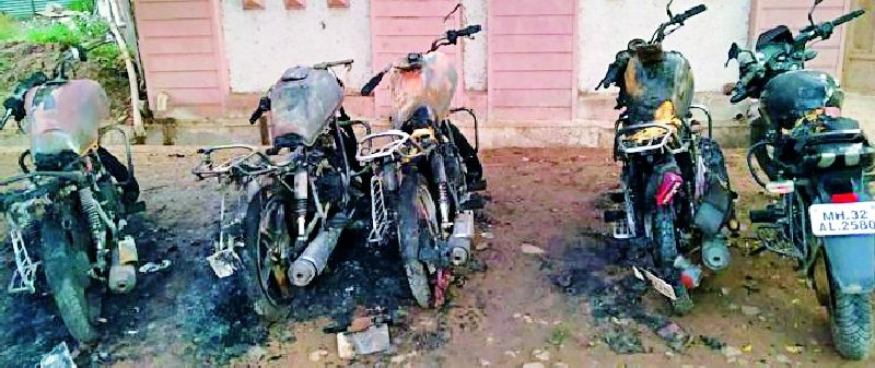 An unidentified man set himself on five bikes in the same night in Umarkhed town | उमरखेड शहरात अज्ञात व्यक्तीने एकाच रात्री पाच दुचाकी पेटविल्या