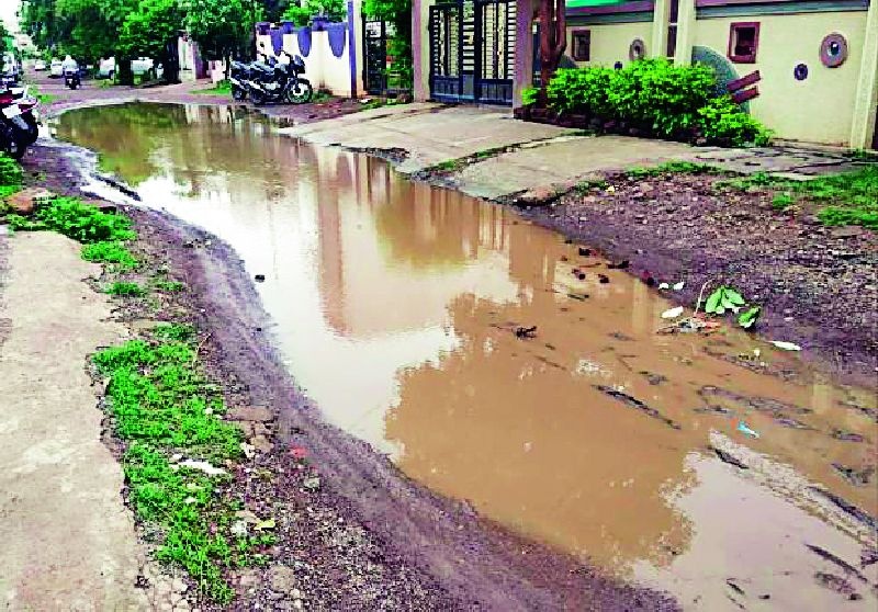 There is no need for potholes in Yavatmal | यवतमाळातील रस्त्यांच्या खड्ड्यांसाठी मुरूमच नाही