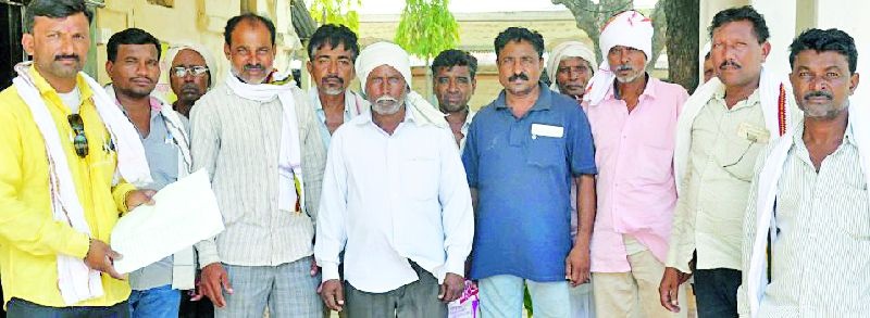 Farmers hit the debt waiver | कर्जमाफीसाठी शेतकरी धडकले