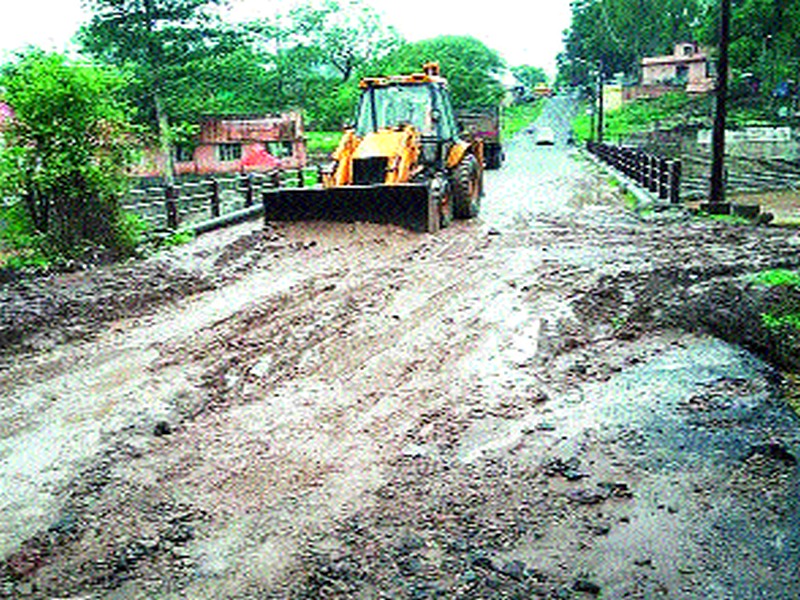  Pimpalegaon pole road started in Dhad Sati | पिंपळगाव खांब  रस्ता दुरु स्तीच्या कामास सुरु वात