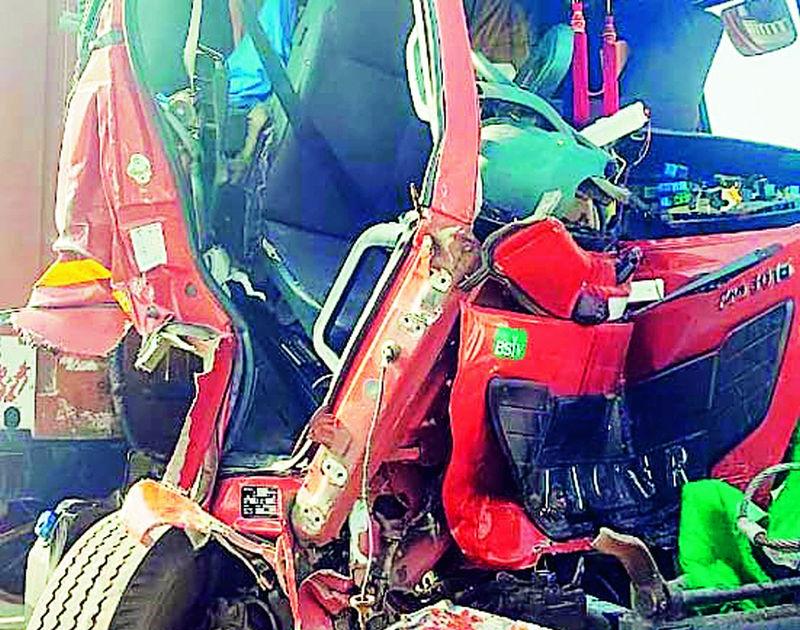 Collision of a container with a faulty vehicle; The driver died | नादुरुस्त वाहनाला कंटेनरची धडक; वाहन चालक गतप्राण