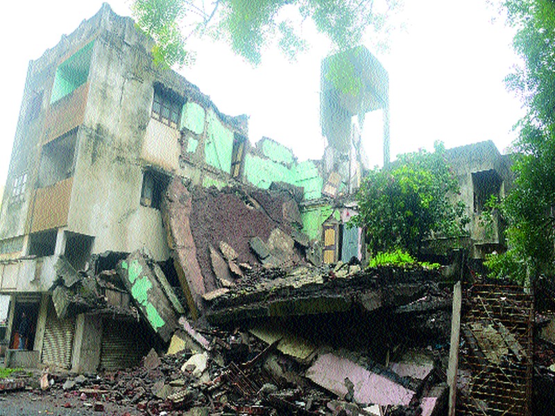  Three-storey building collapsed | तीन मजली इमारत कोसळली