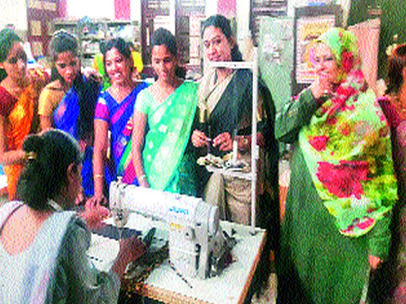  Inspection of schemes of women from Nashik municipal corporation in Pune | नाशिक महापालिकेच्या महिलांकडूनसदस्यां पुणे मनपातील योजनांची पाहणी