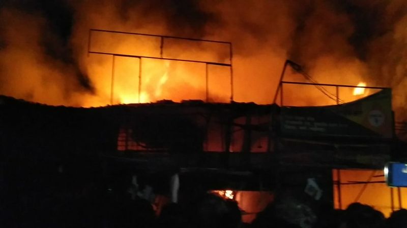 fireworks shops caught fire at Pulgaon in Wardha district; No lien | वर्धा जिल्ह्यातील पुलगाव येथे फटाक्याच्या दुकानांना भीषण आग; जीवितहानी नाही