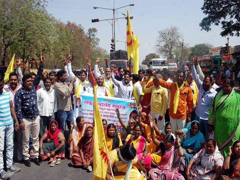  Stop the road by the Matang community at Pandharpur | पंढरपुरात मातंग समाजातर्फे रस्ता रोको