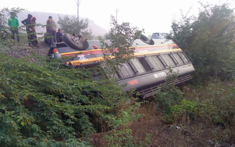 The vehicle of Dhule police vandalized near Sonargir, five injured | सोनगीरजवळ धुळे पोलिसांचे वाहन उलटले, पाच जखमी