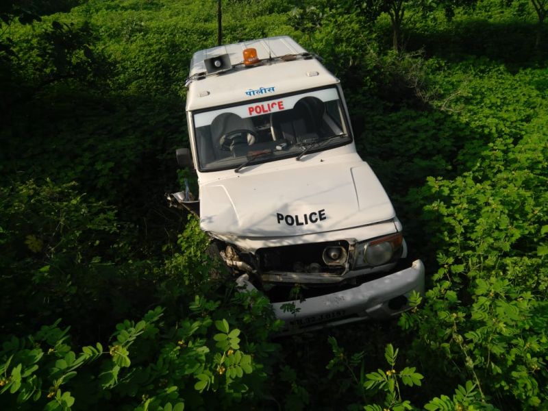 Police wrecked an illegal liquor transport vehicle in Wardha district | वर्धा जिल्ह्यात अवैध दारू वाहतुकीच्या वाहनाने पोलिस गाडीला उडविले