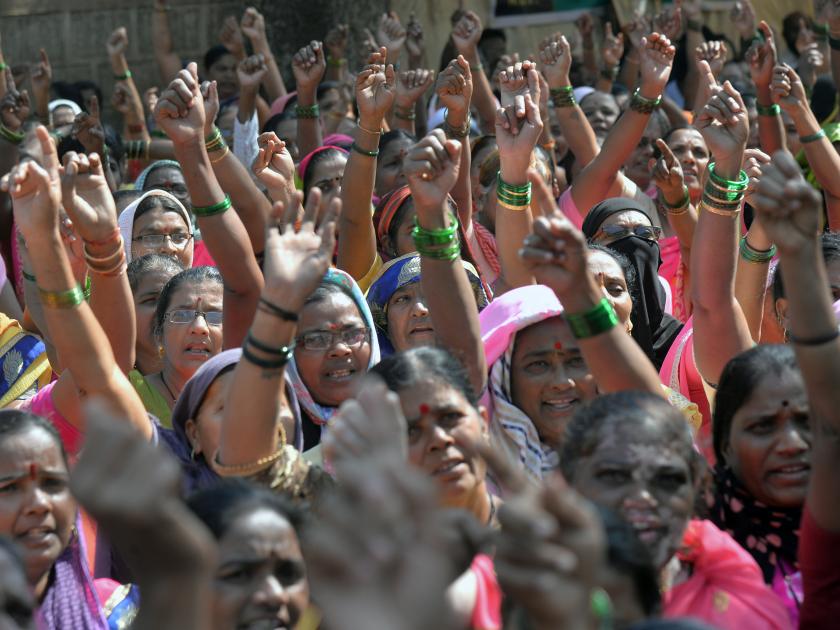 Anganwadi workers strike Kolhapur district council | अंगणवाडी कर्मचाऱ्यांची कोल्हापूर  जिल्हा परिषदेवर धडक