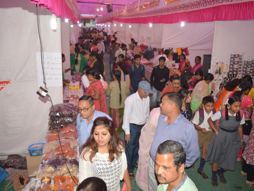 Kolhapur: Sale of 40 lakhs in the Tararani festival, the grandeur of various savings groups | कोल्हापूर : ताराराणी महोत्सवामध्ये ४० लाखांची विक्री, विविध बचत गटांचा गौरव