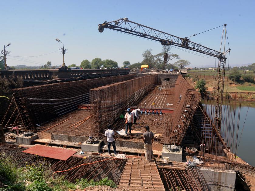 An alternate Shivaji bridge work will be restored | पर्यायी शिवाजी पुलाचे काम पूर्ववत सुरू, ९० लाखांचे बिल मंजुरीची प्रक्रिया सुरू