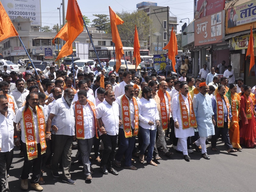 Debt cases rejected, Shiv Sena's Front | कर्ज प्रकरणे नामंजूर केल्याबध्दल शिवसेनेचा मोर्चा