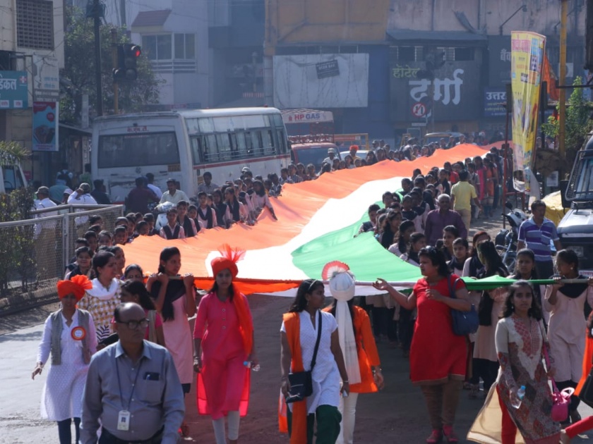 Women's Day Special Walking with 1111-foot tricolor flag by ABVB in Kolhapur | Women's Day Special : कोल्हापूरात अभाविपतर्फे ११११ फुट तिरंगा ध्वजासोबत पदयात्रा