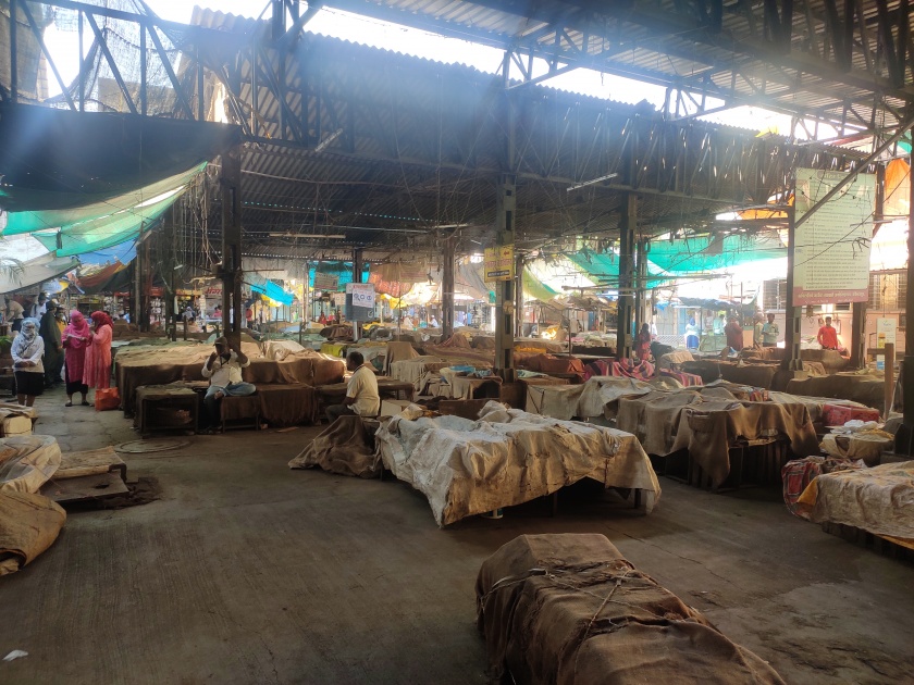 The market is crowded, but the streets are crowded | मंडईमध्ये शुकशुकाट, तर रस्त्यावर गर्दी