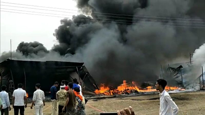 Fire in Chandurbazar market in Amravati district; loss of 80 lakhs | अमरावती जिल्ह्यातील चांदूर बाजारात आग; ८० लाखांचे नुकसान