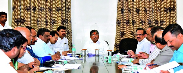  Kolhapur 'half-way funding of civilian population', Anna Bhawan Sathe Nagari Vasti Rehabilitation Plan meeting | कोल्हापूर ‘नागरी वस्ती’चा वर्षभरात अर्धाच निधी खर्च,अण्णा भाऊ साठे नागरी वस्ती सुधार योजना बैठक