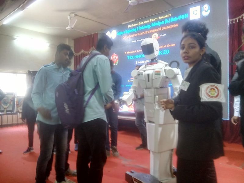 Indro Robot interacts with students at Engineering College! | अभियांत्रिकी महाविद्यालयात इंद्रो रोबोटने साधला विद्यार्थ्यांशी संवाद!