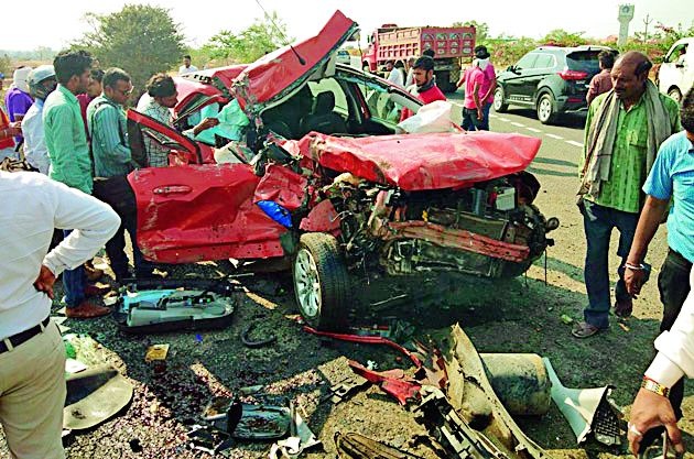 Accident near Savde, three serious | सावर्डीजवळ अपघात, तिघे गंभीर