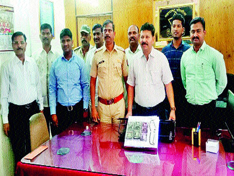 Panchavati Police: With cash of gold jewelery seized cash | एटीएम कार्ड बदलून पैसे चोरणारा गजाआड पंचवटी पोलीस : सोन्याच्या दागिन्यांसह रोकड जप्त