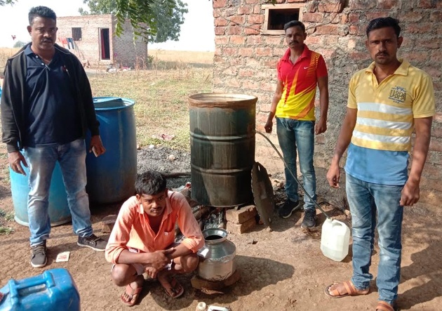 Dare at illegal handicraft base in Pargaon Jogeshwari area | पारगाव जोगेश्वरी परिसरात अवैध हातभट्टी अड्ड्यावर धाड