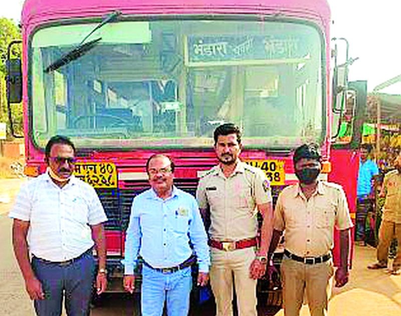 Twelve rounds of four ST buses departed from Bhandara | भंडाऱ्यावरून एसटीच्या चार बसेसच्या १२ फेऱ्या निघाल्या