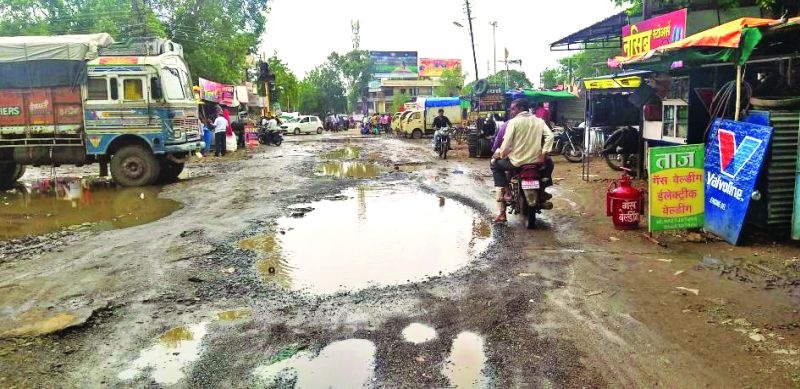 Buldana City's roads in the pothole! | बुलडाणा शहरातील रस्ते हरवले खड्ड्यात!