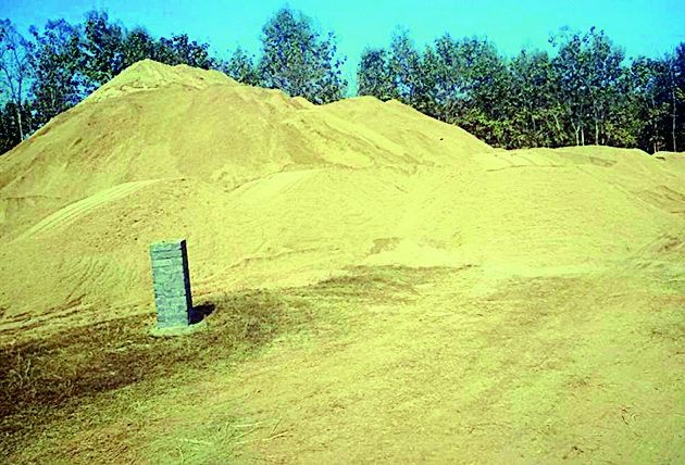 An arc on illegal sand collectors | अवैधरित्या रेती साठवणाऱ्यांवर चाप