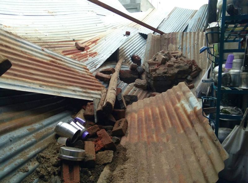 Due to the walls of Dhuntala Godpura wall due to collapse of the utility material | धुळ्यातील देवपुरात भिंत पडल्याने संसारोपयोगी साहित्याचे नुकसान