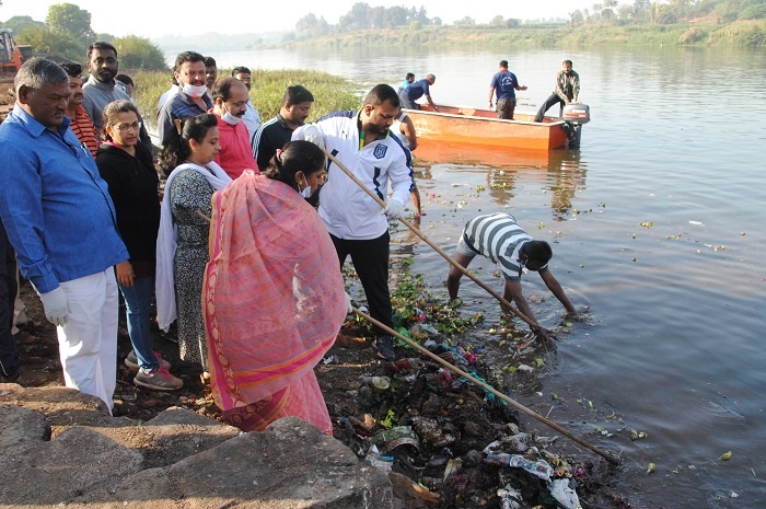 Signature of Krishna River Sanitation Campaign in Sangli | सांगलीत कृष्णा नदी स्वच्छता अभियानाचा श्रीगणेशा