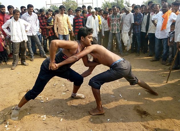 Unique tradition of Diwali; wrestling between son in laws in Gadchiroli | दिवाळीची अनोखी परंपरा; गडचिरोलीत जुंपते जावयांची कुस्ती