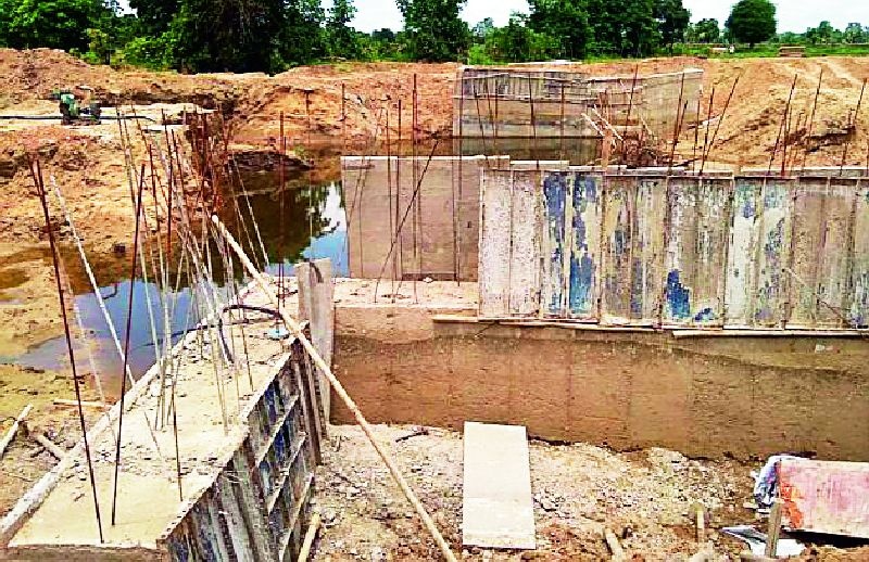 Inferior construction of dams | बंधाऱ्यांचे निकृष्ट बांधकाम