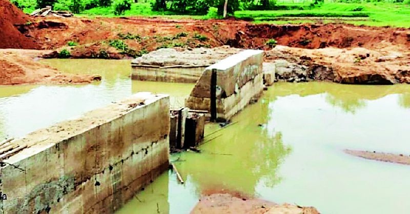 In two months, the dam was destroyed by rains | दोन महिन्यातच पावसाने खचला बंधारा