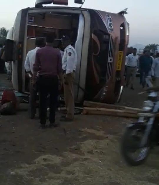 Four killed, 40 injured in Mumbai road crash | मुंबई महामार्गावर अपघातात ४ ठार ४० जखमी