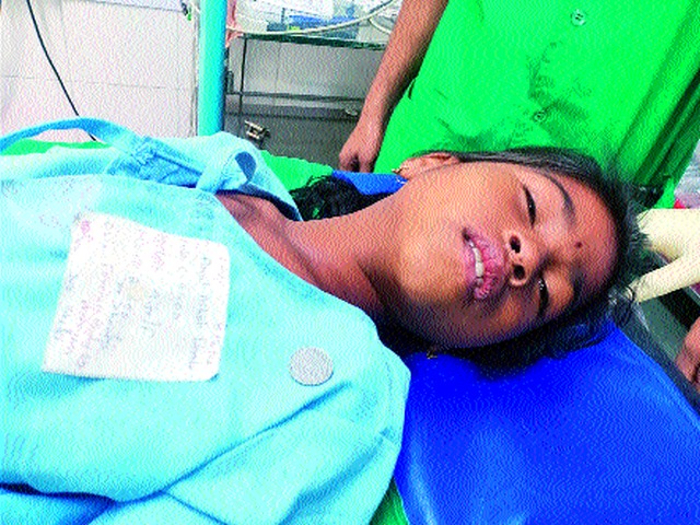 Success in removing coins stuck in girl's throat | मुलीच्या गळ्यात अडकलेले नाणे काढण्यात यश