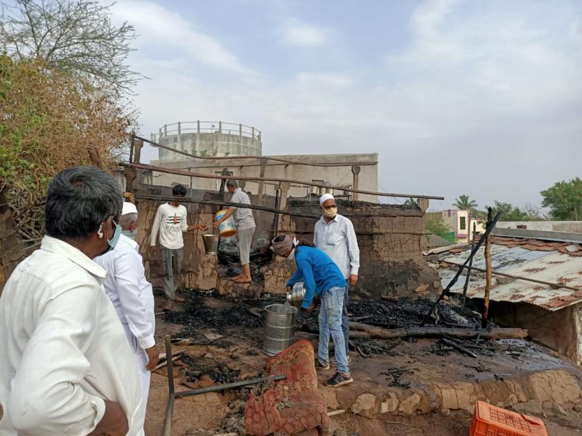 Fire at a laborer's house at Indiranagar | इंदिरानगर येथे मजुरांच्या घराला आग