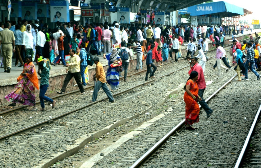 Before the DRM, people crossing on the railway tracks | डीआरएमसमोरच नागरिकांची रेल्वे पटरीवरुन ये-जा